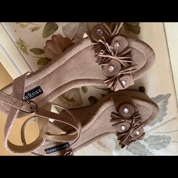 Size 7 sandals in Tan color - Picture 3 of 3